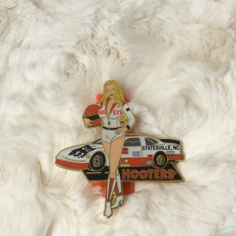 New vintage hooters pin 🦉